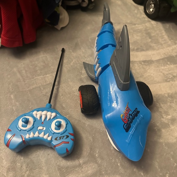 Remote control shark - Picture 4 of 4